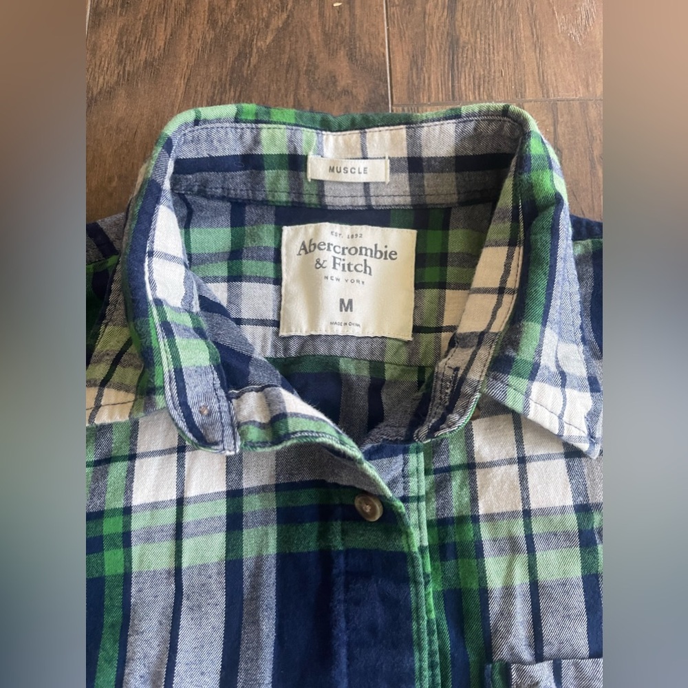 Abercrombie & Fitch green & blue plaid button up muscle long sleeve - Picture 2 of 3